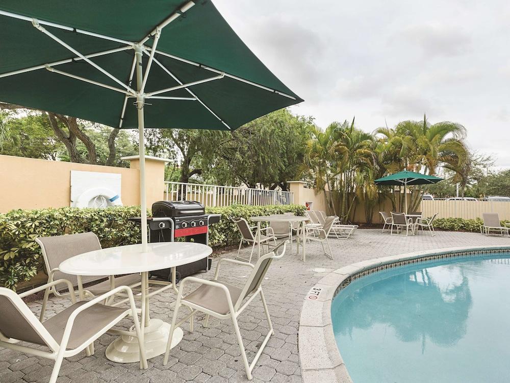 La Quinta by Wyndham Miami Lakes Bagian luar foto