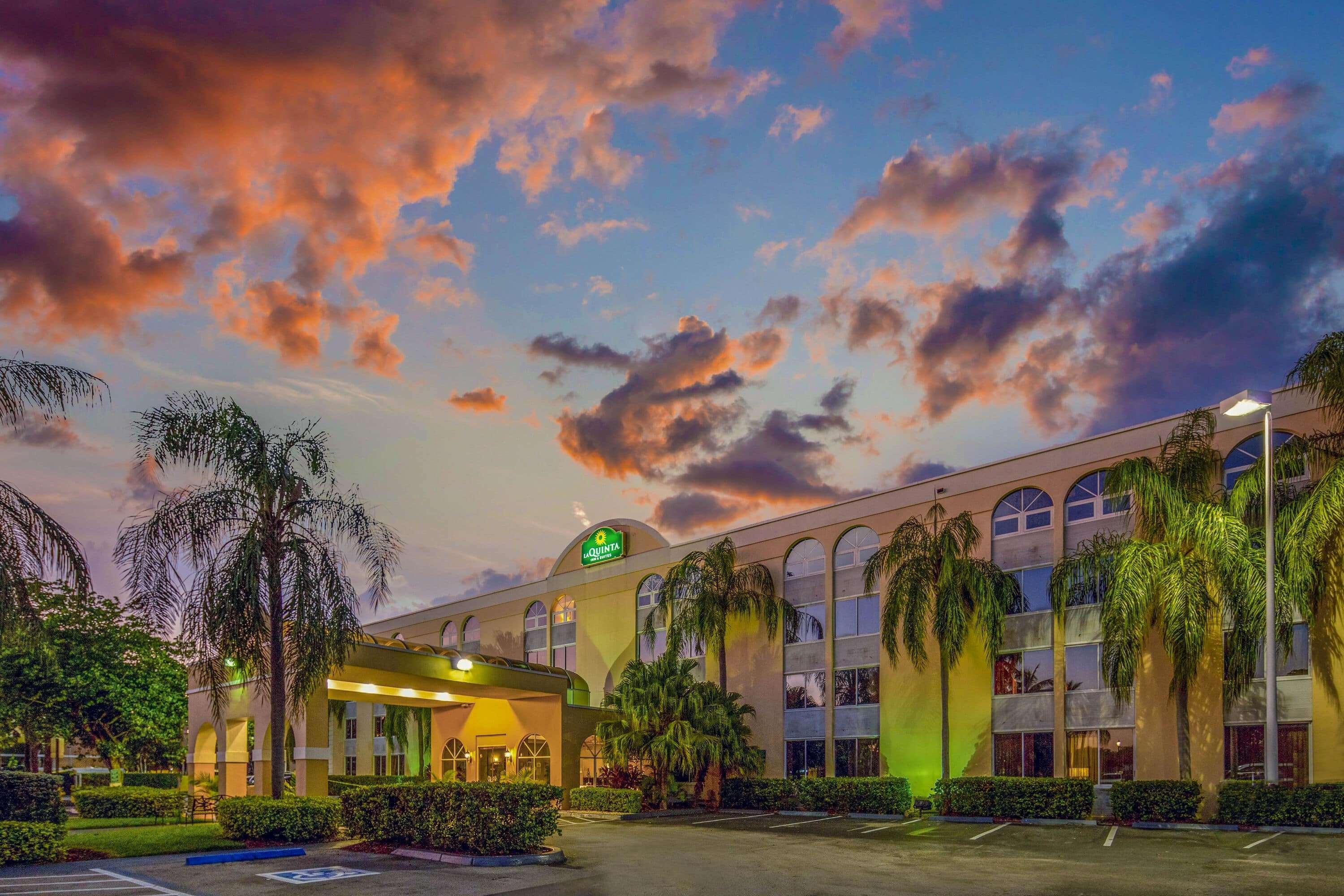 La Quinta by Wyndham Miami Lakes Bagian luar foto