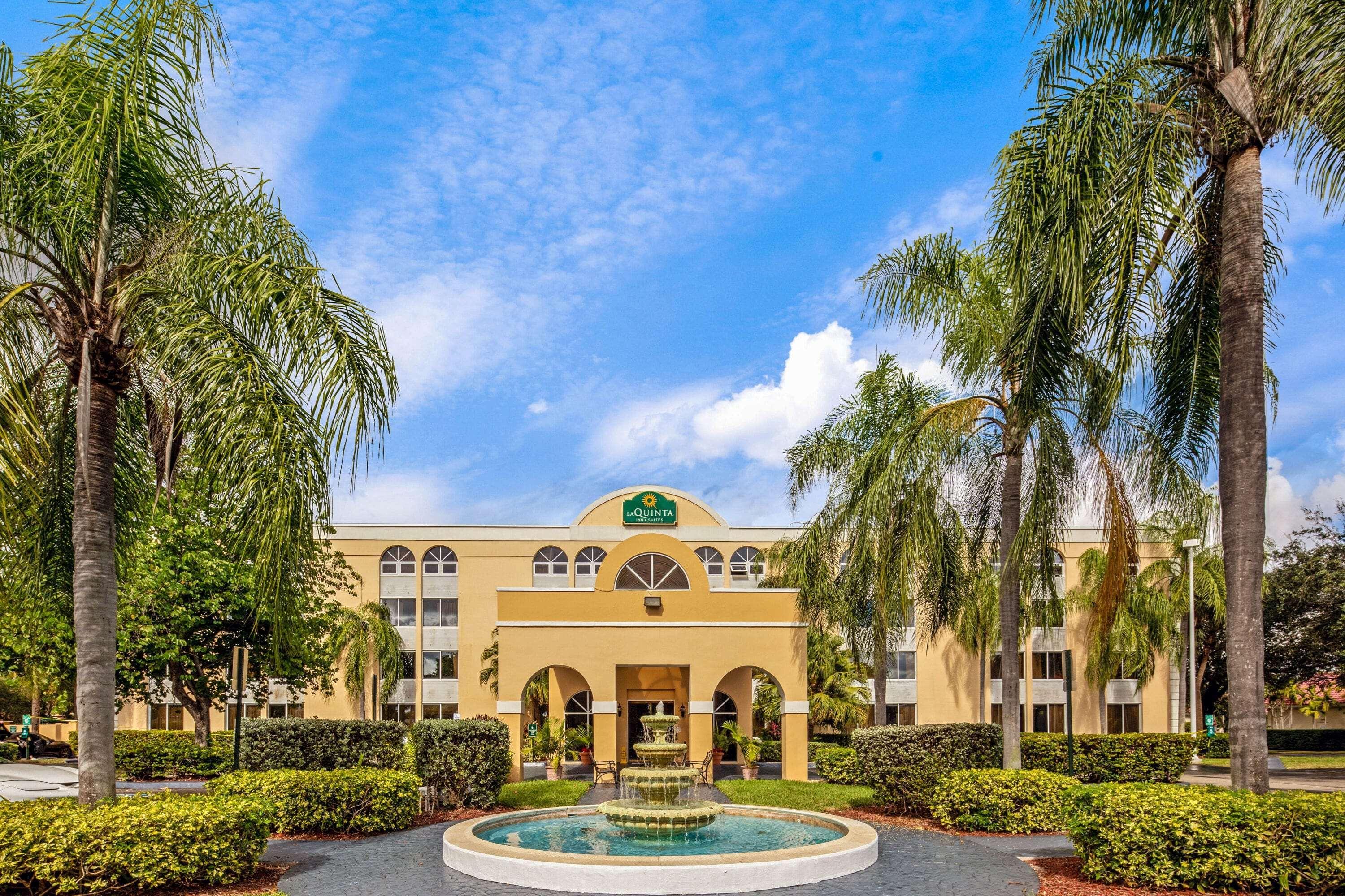 La Quinta by Wyndham Miami Lakes Bagian luar foto